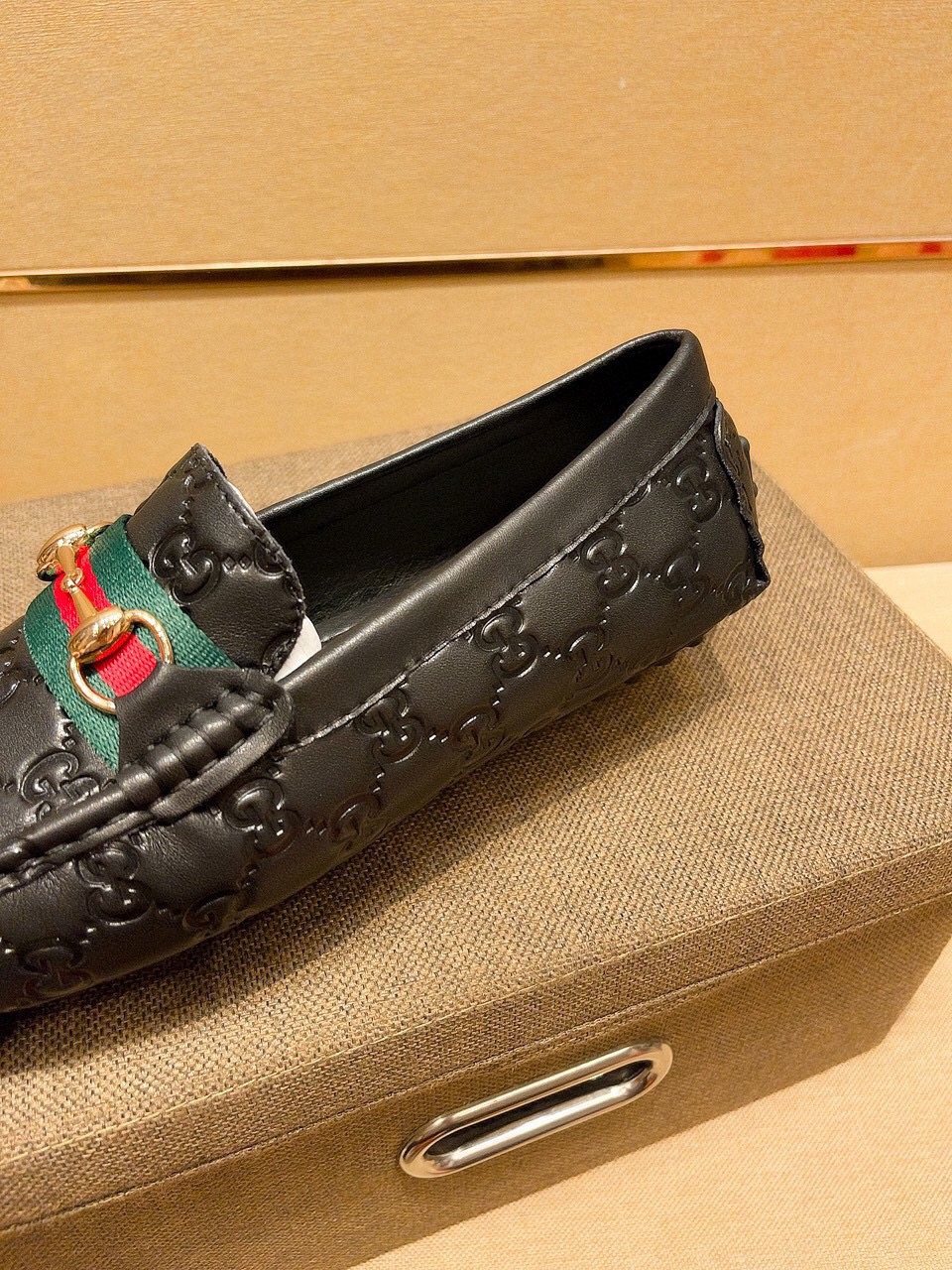 Gucci Embossed Loafers with Green and Red Band — detail