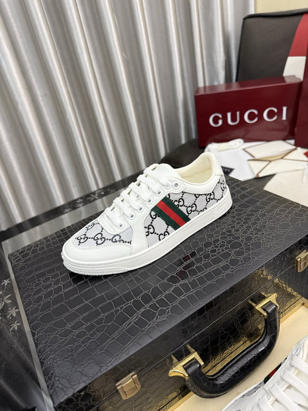 Gucci Patterned Stripe Low-Top Sneakers — front