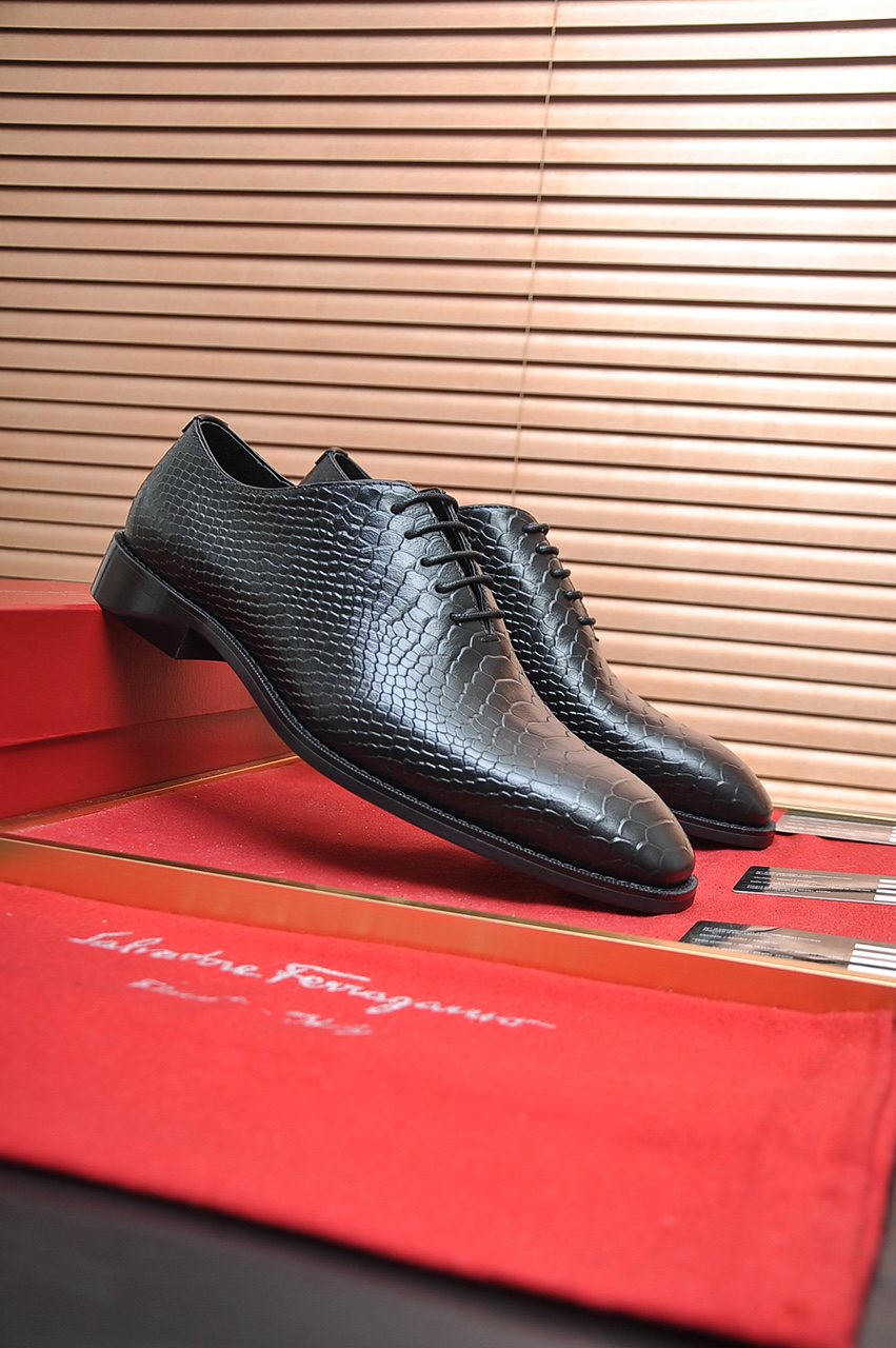 Ferragamo Black Textured Lace-Up Dress Shoes — front
