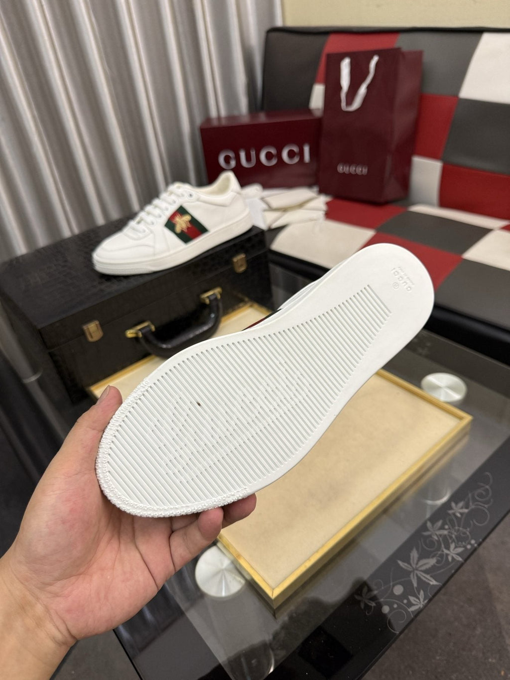 Gucci Green and Red Stripe Bee Sneakers — detail