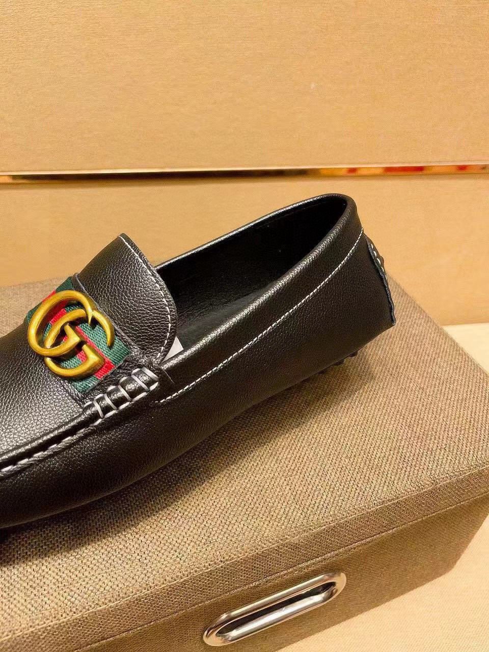 Gucci Black Red and Green Stripe Loafers — detail