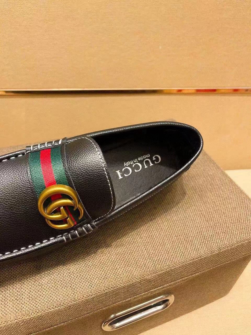 Gucci Black Red and Green Stripe Loafers — detail