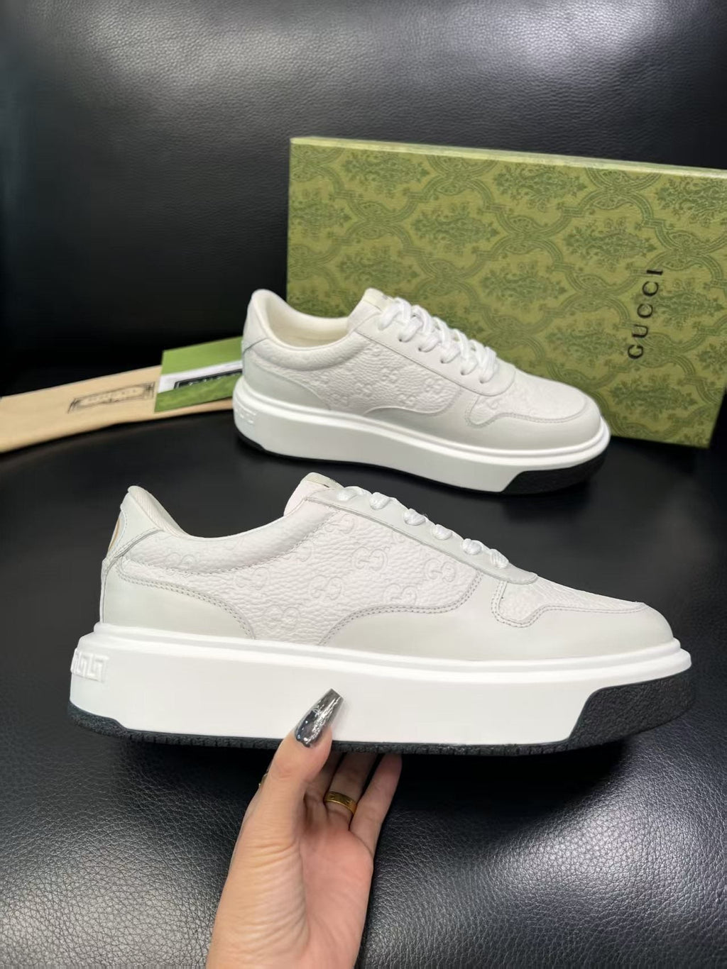 Gucci Off-White Low-Top Men's Sneakers — model