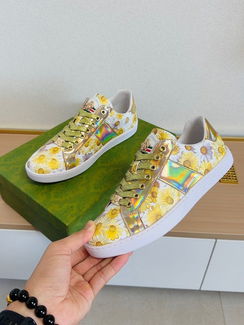 Gucci Floral Low-Top Sneakers — model