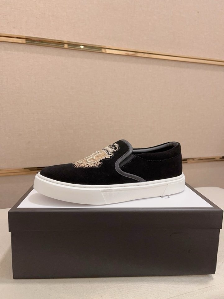 Gucci Crest Slip-On Shoes — hero