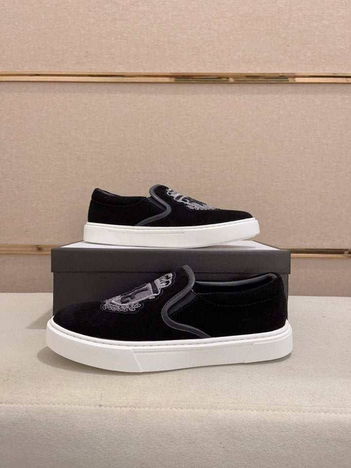 Gucci Crest Slip-On Shoes — front