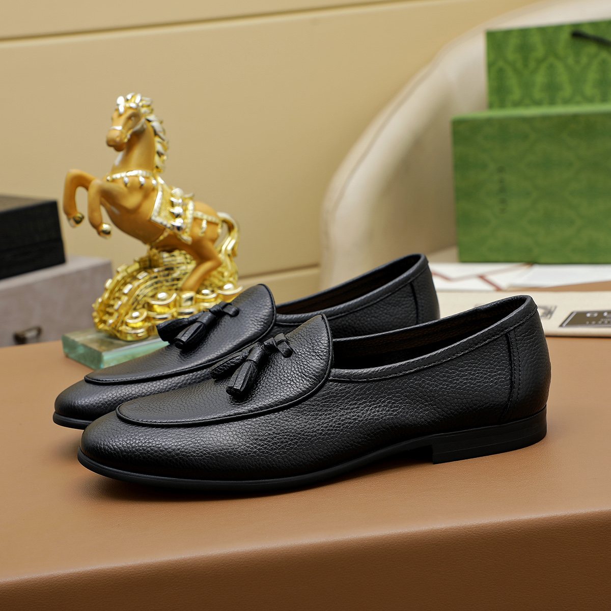 Gucci Textured Tassel Loafers — front