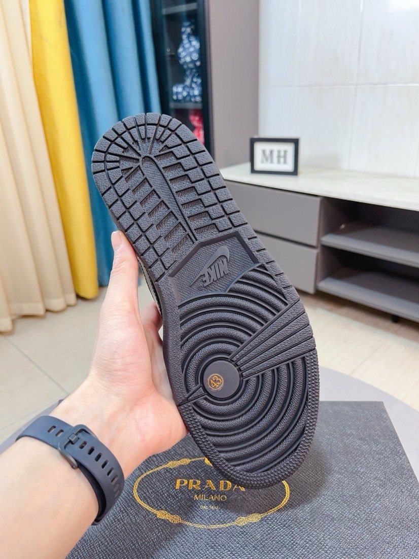 Nike Black and Dark Gray Low-Top Sneakers — detail