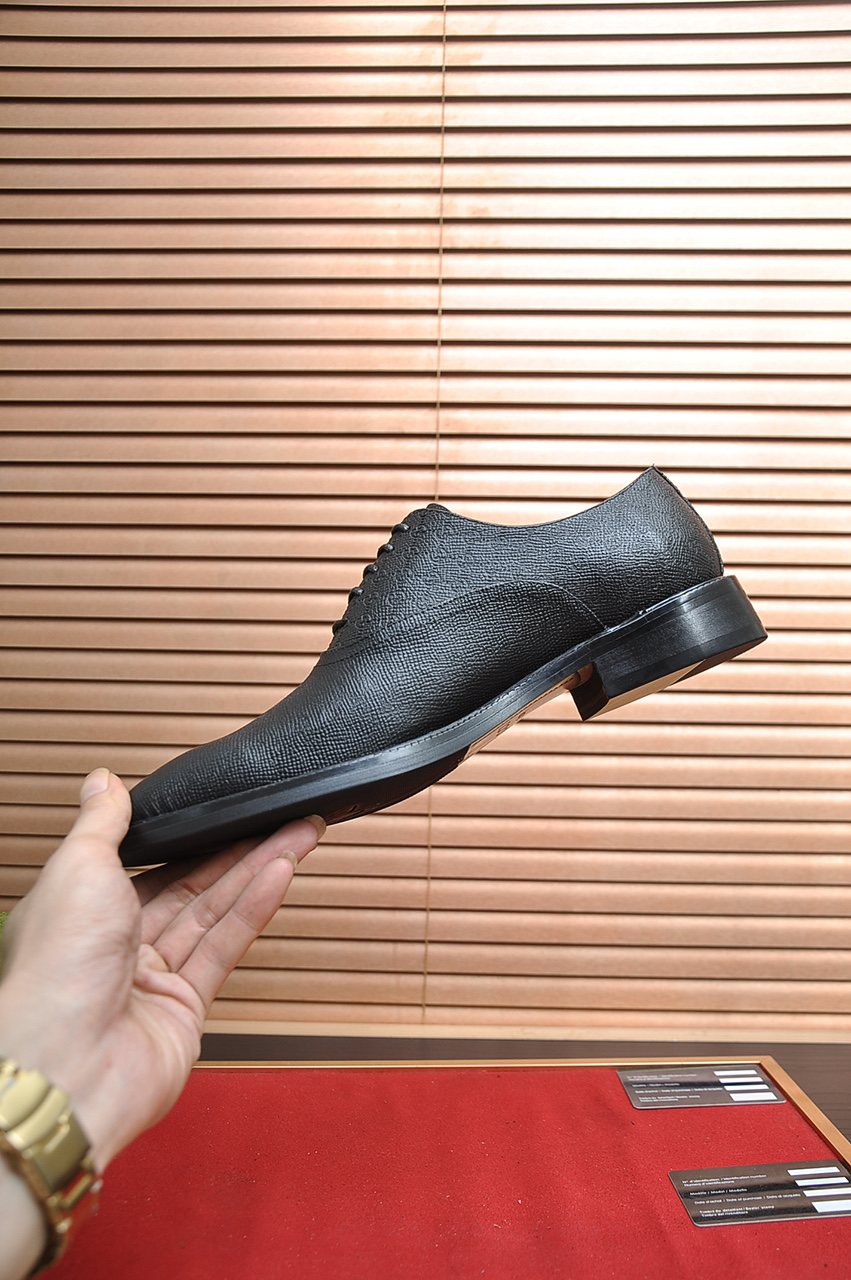 Gucci Textured-Panel Lace-Up Dress Shoes — model