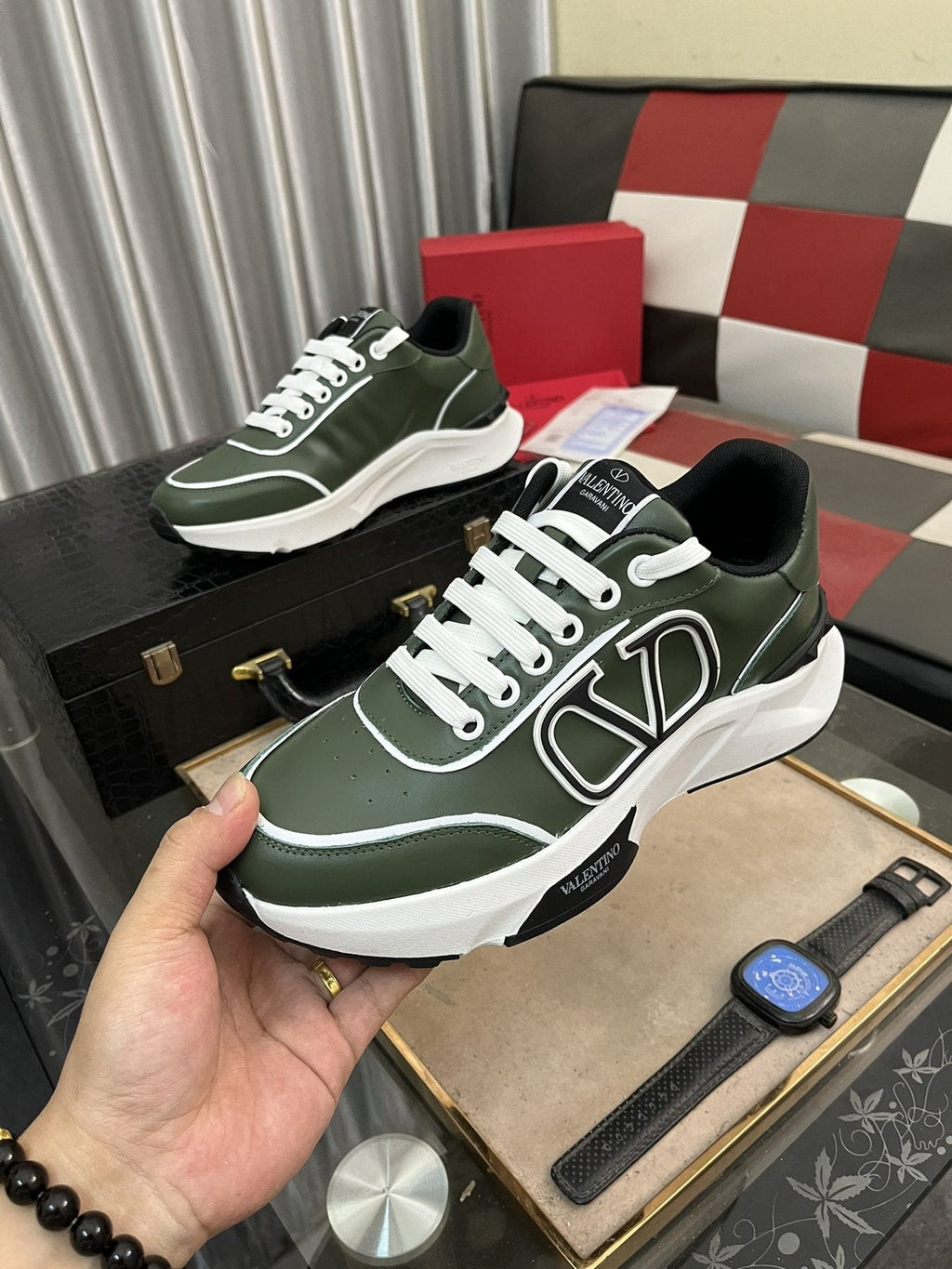 Outlined Emblem Low-Top Sneakers — model