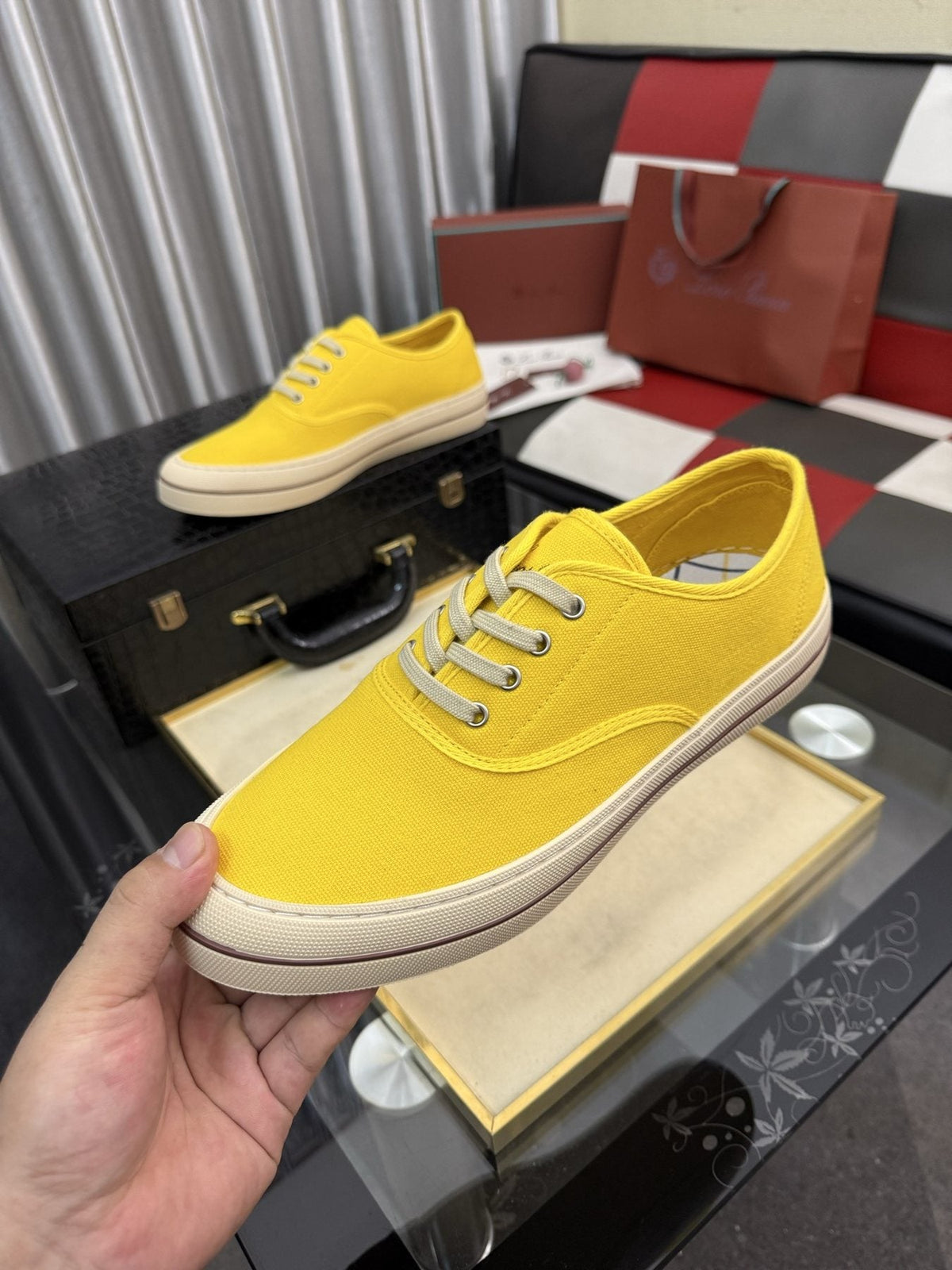Low-Top Lace-Up Casual Shoes — model