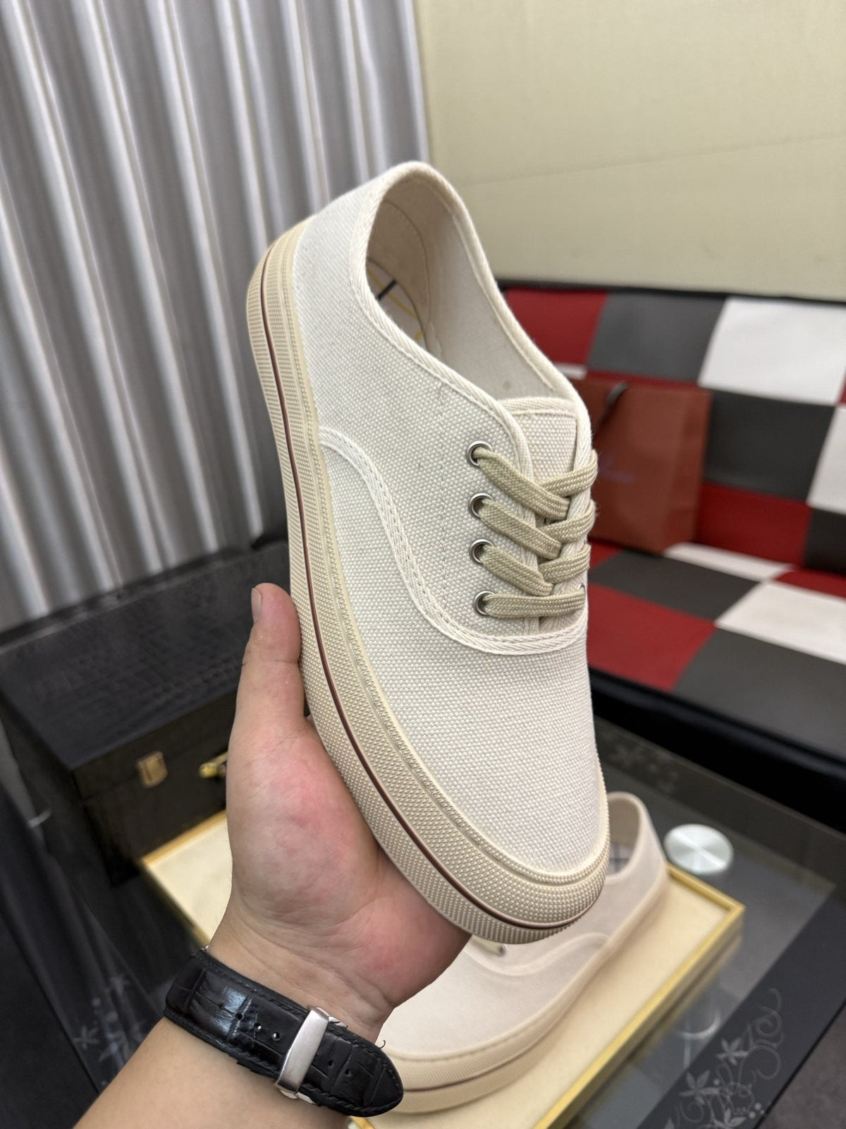 Low-Top Lace-Up Casual Shoes — model
