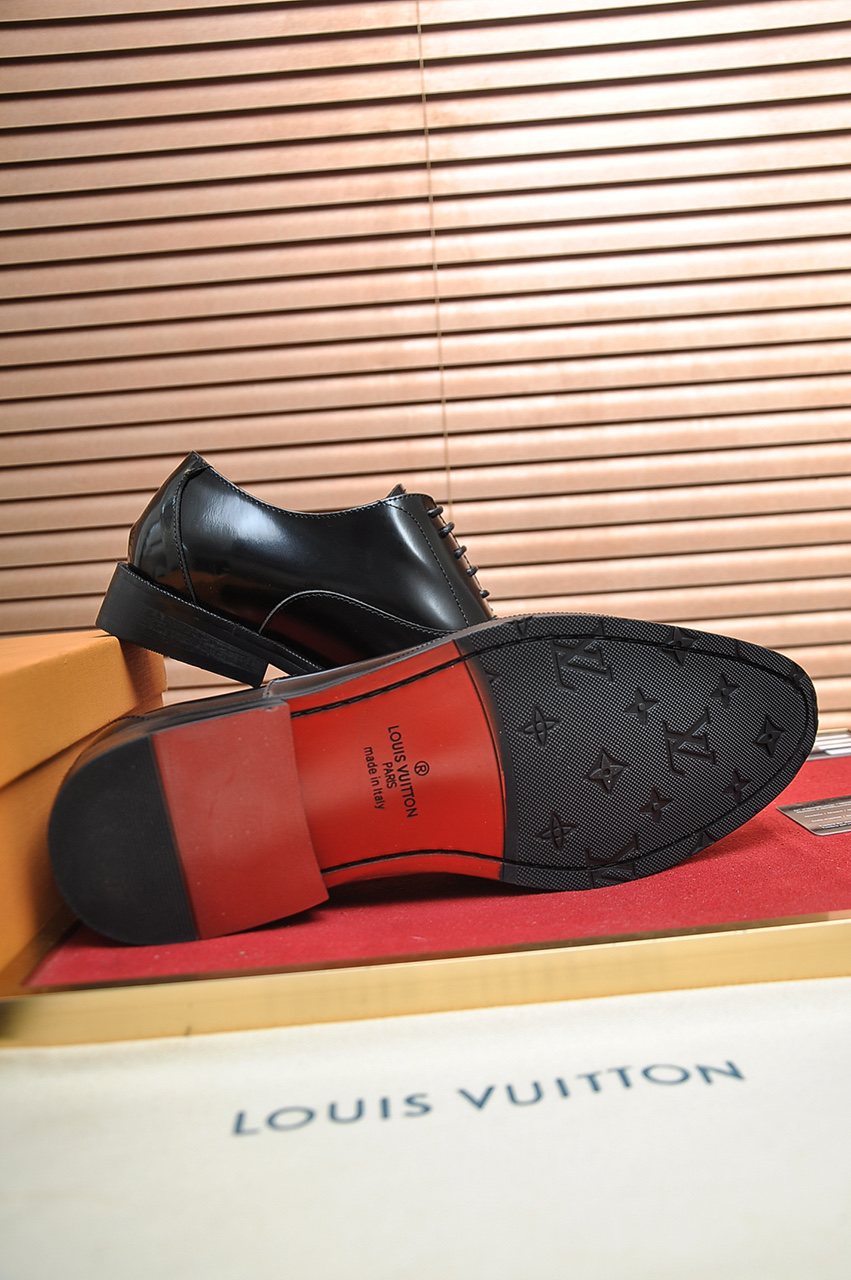 Louis Vuitton Plain-Toe Lace-Up Dress Shoes — detail
