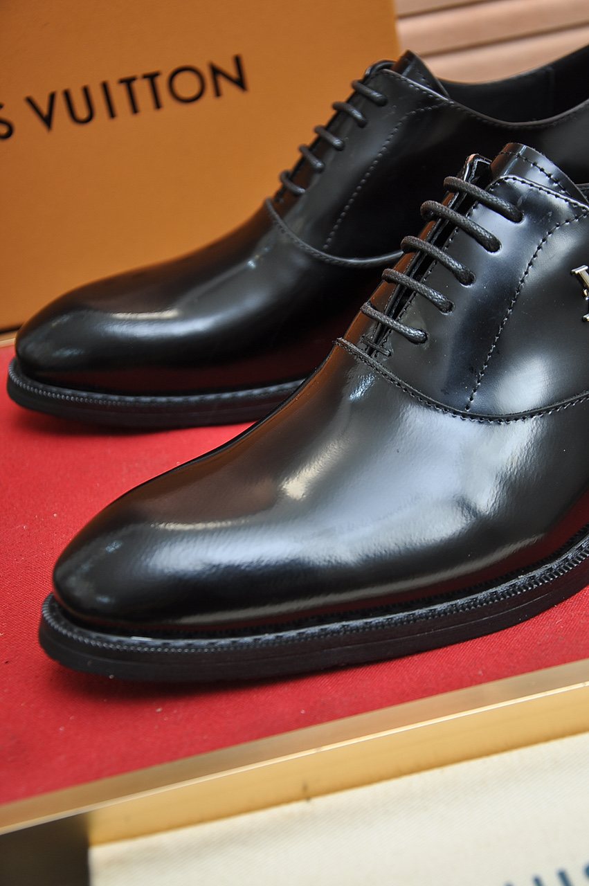 Louis Vuitton Plain-Toe Lace-Up Dress Shoes — detail