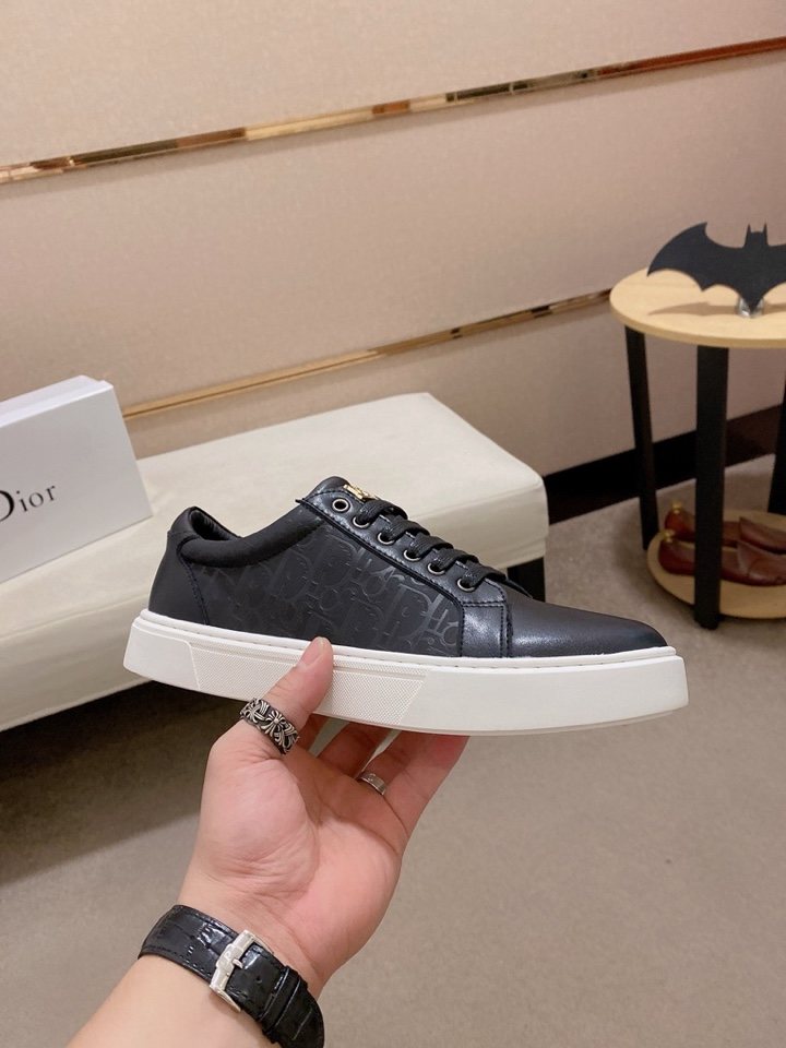 Dior Men's Low-Top Lace-Up Sneakers — model