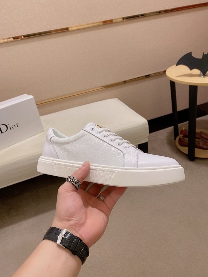 Dior Men's Low-Top Lace-Up Sneakers — model