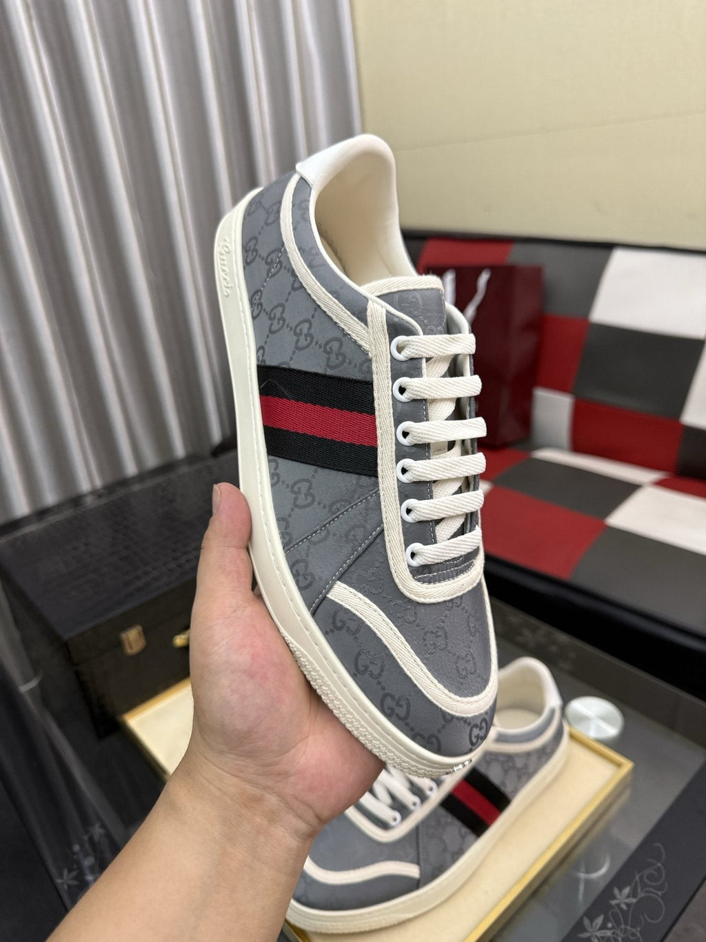 Gucci Striped Low-Top Sneakers — model